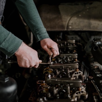 Mecanic lucrând la un motor
